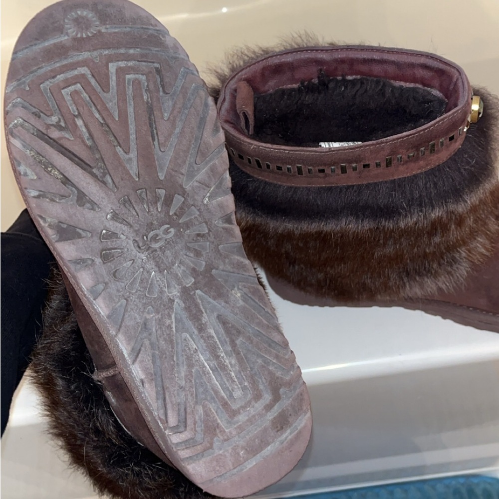 UGG SUEDE BROWN VILET TOSCANA CUFF BLING BOOTS

Size 7 - Picture 2 of 4